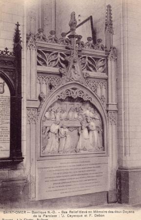 Bas relief élevé en mémoire des deux doyens de la paroisse J. Coyecque et F. Debon . 